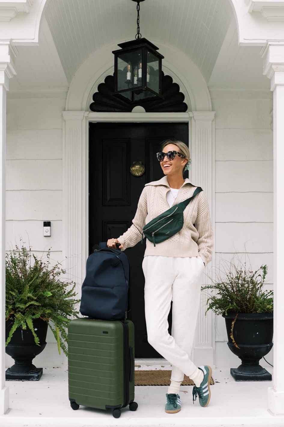 casual airport outfit, casual airport looks, comfortable airport looks, what to wear to an airport